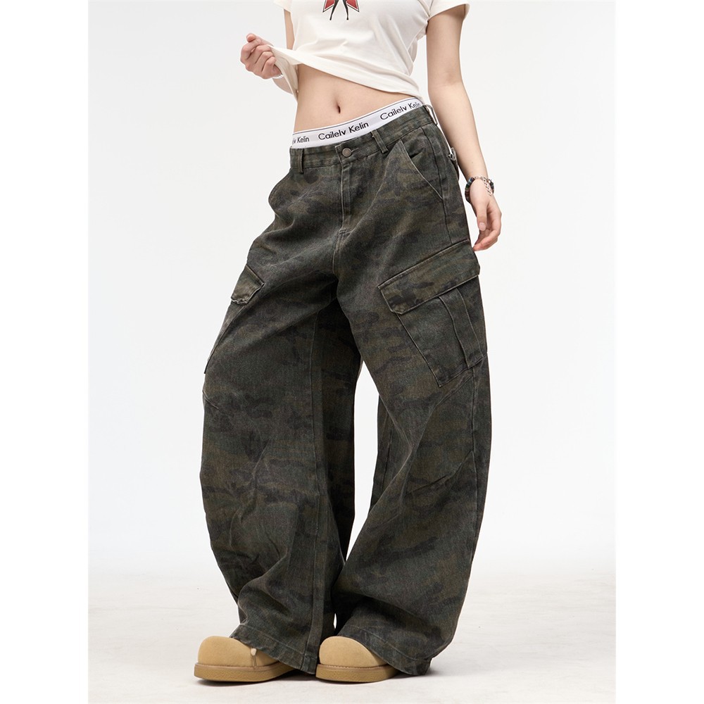 Street Fashion Styles - 迷彩柄の作業用パンツ。ユニセックスで、クールなストリートスタイル。秋にぴったりのレトロなデザイン。個性的なファッション。ヒップホップやストリートダンスに最適な、ゆったりとしたカジュアルパンツ。
