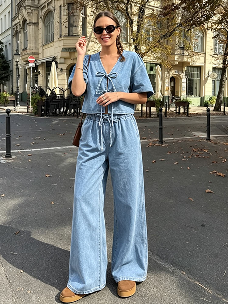 Street Fashion Jeans Women - カジュアルな半袖Vネックレースアップシャツ、ハイウエストワイドレッグジーンズ、ファッショナブルなデニムロングパンツのセットアップ。女性用2026年新作レディースファッション。