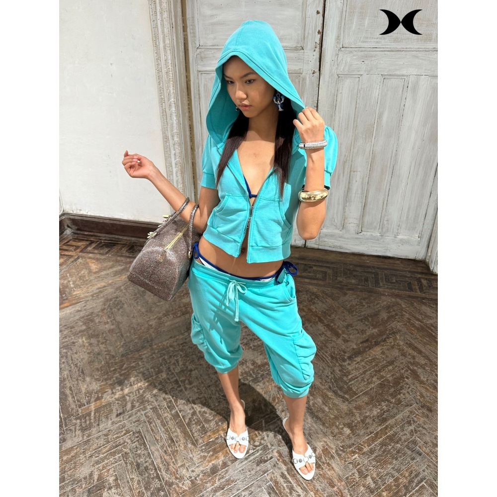 Street Fashion Styles - アメリカンストリートスパイスガールスタイル半袖フード付きジッパーコート、七分丈パンツスーツ、無地ファッションスポーツスタイル。